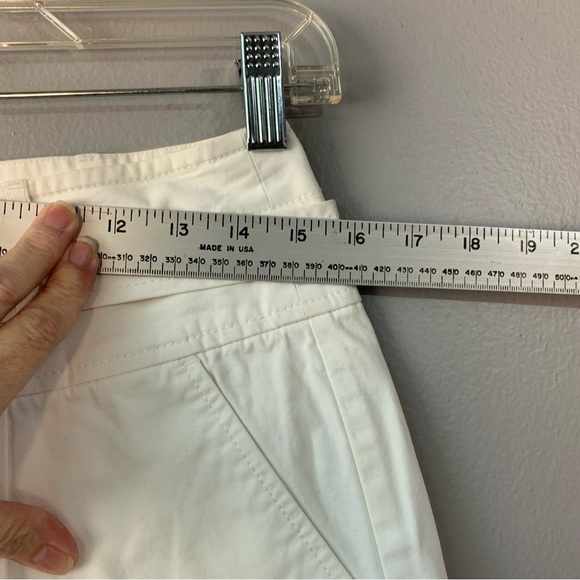 Banana Republic winter white 80’s style waist shorts w tie and pockets. Size 4 - Picture 6 of 9